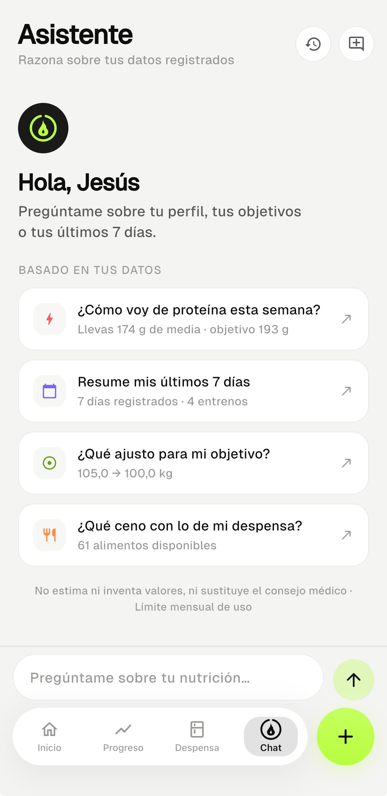 Chat del asistente de MacroDash respondiendo una duda sobre entrenamiento y proteína