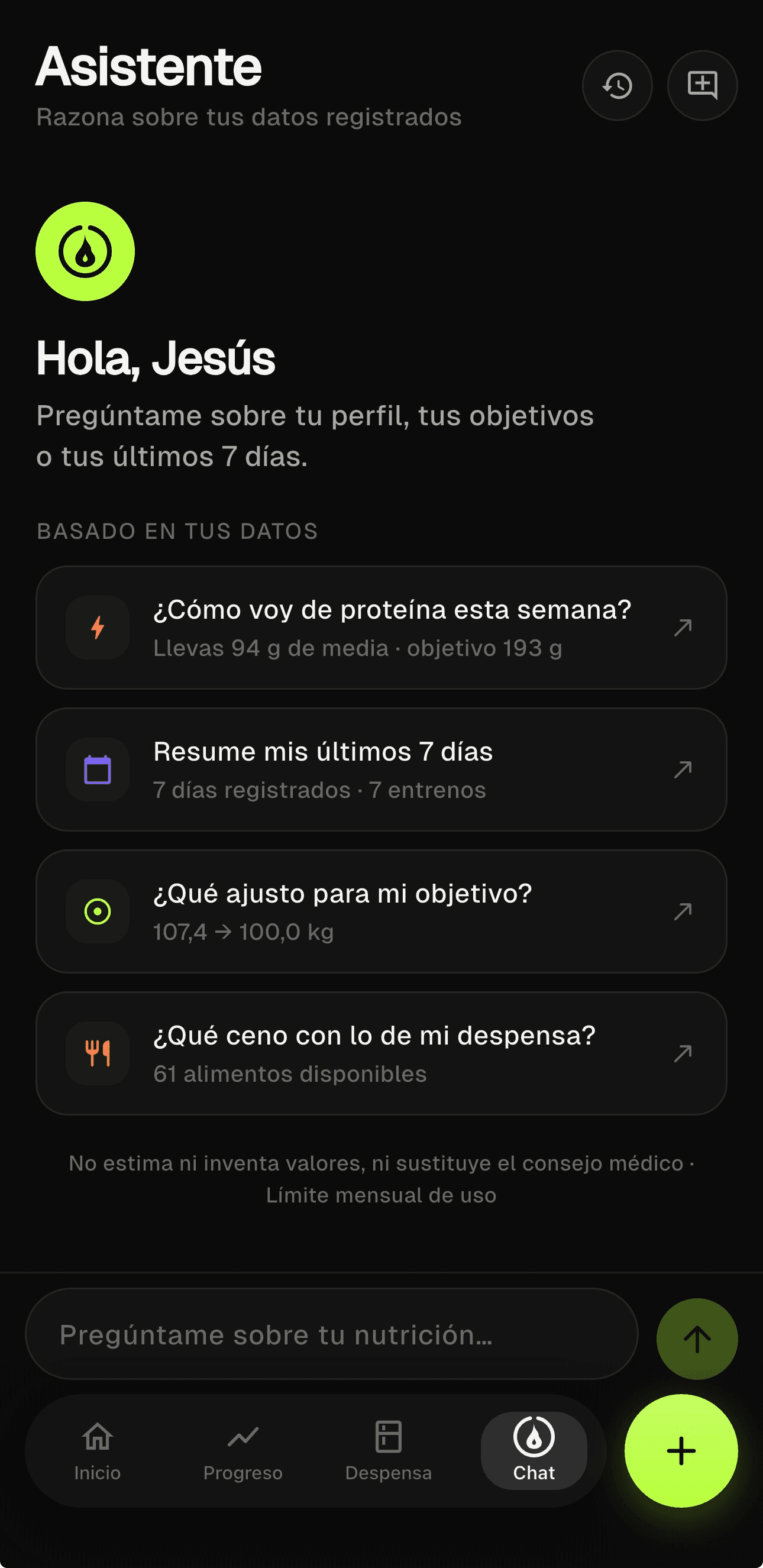 Chat del asistente de MacroDash respondiendo una duda sobre entrenamiento y proteína