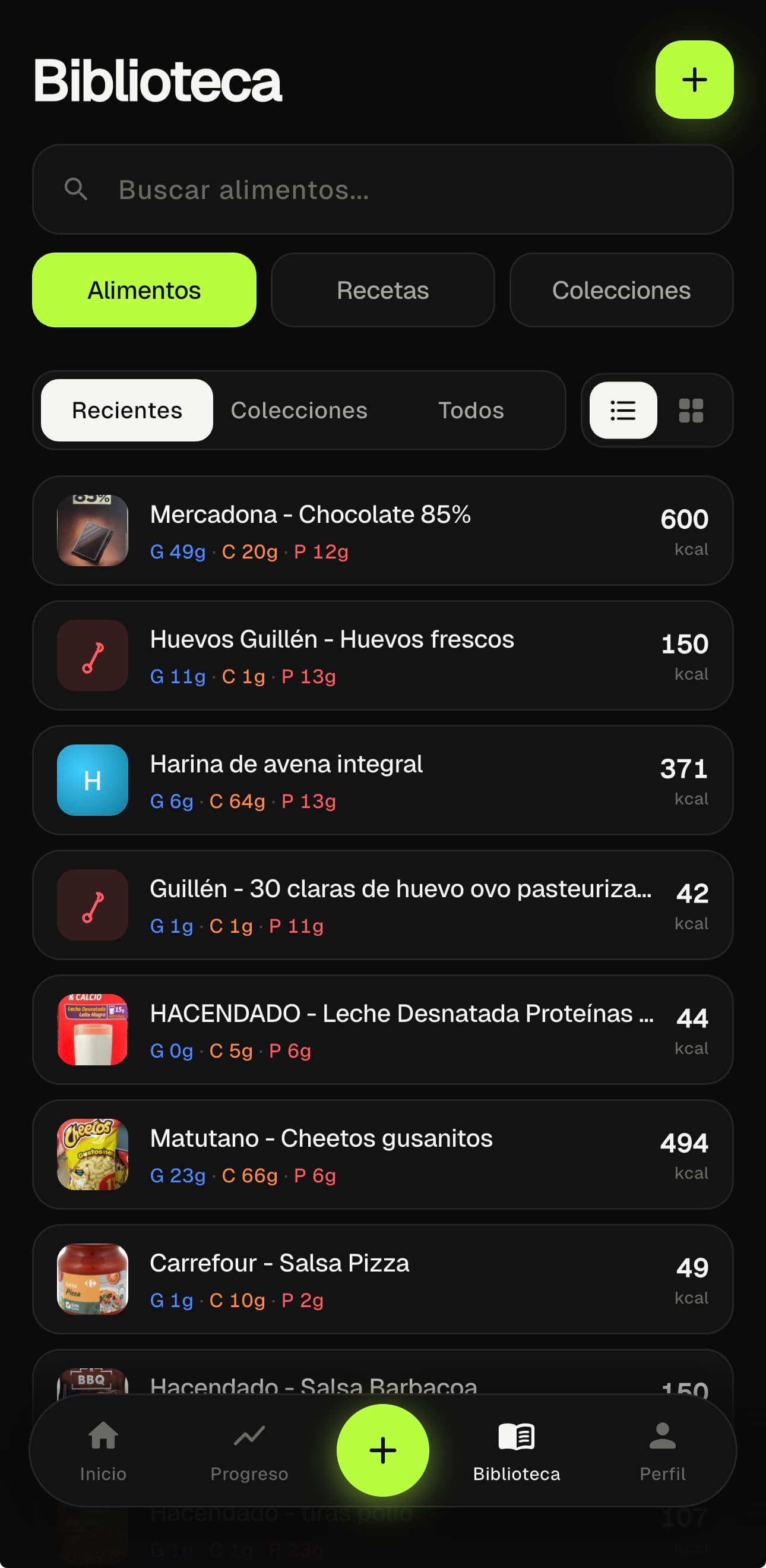 Pantalla de biblioteca con lista de alimentos recientes, macros y calorías