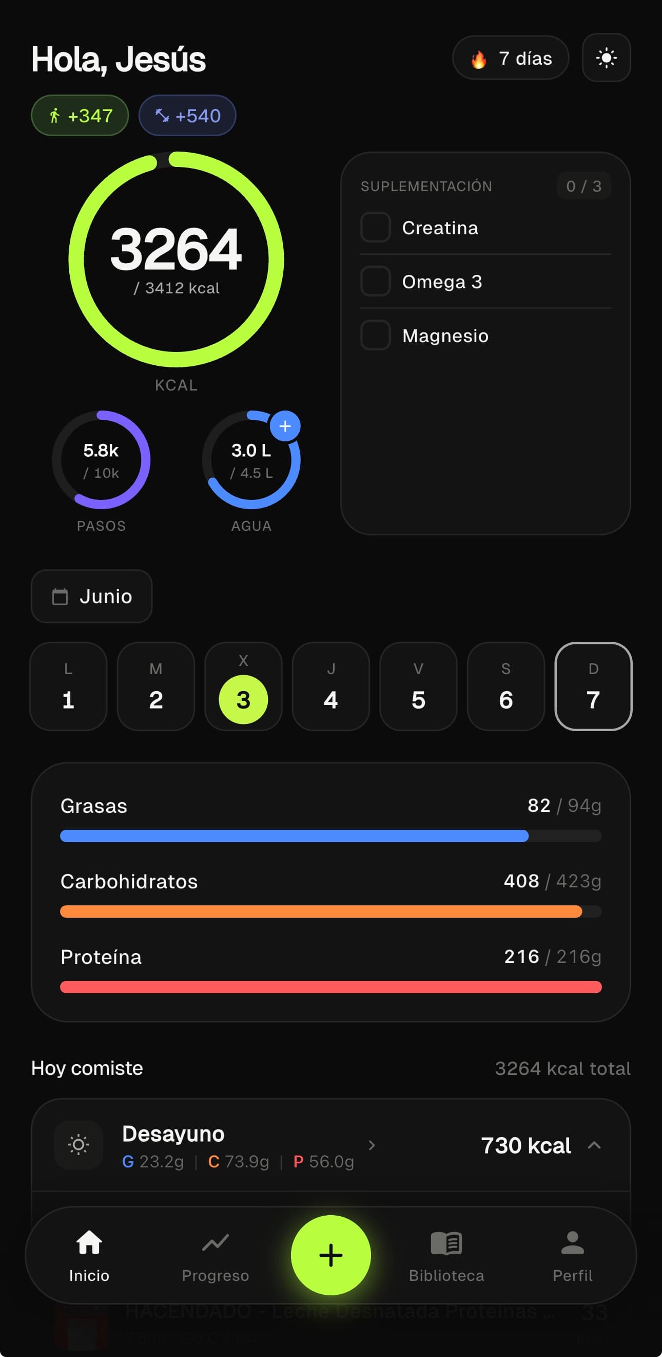 Pantalla principal de NutriTrack en modo oscuro mostrando macros del día